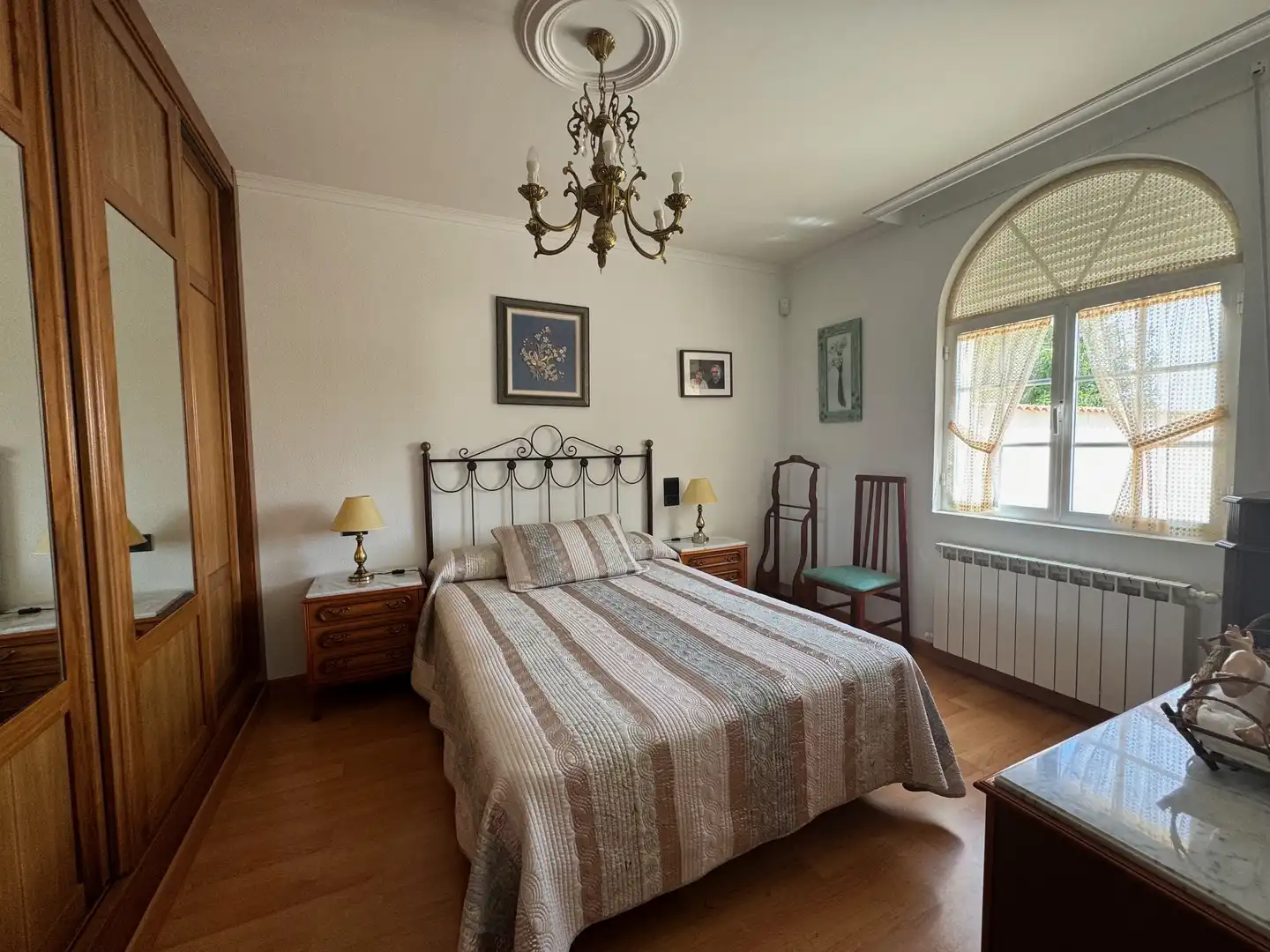 Habitación de Casa adosada en venta en Valoria la Buena con Calefacción, Jardín privado y Parquet