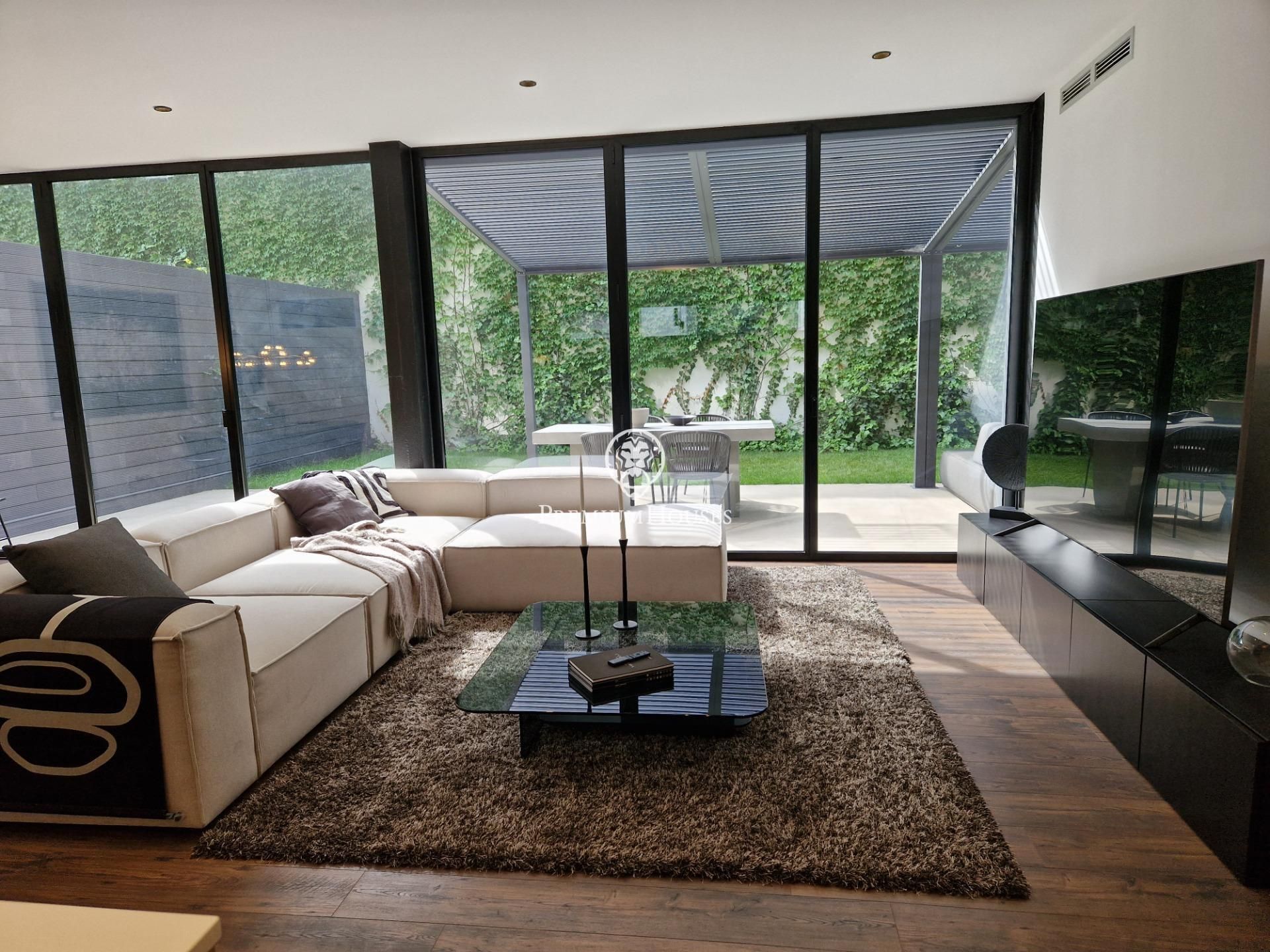 Sala de estar de Planta baja en venta en  Barcelona Capital con Jardín privado, Terraza y Piscina comunitaria