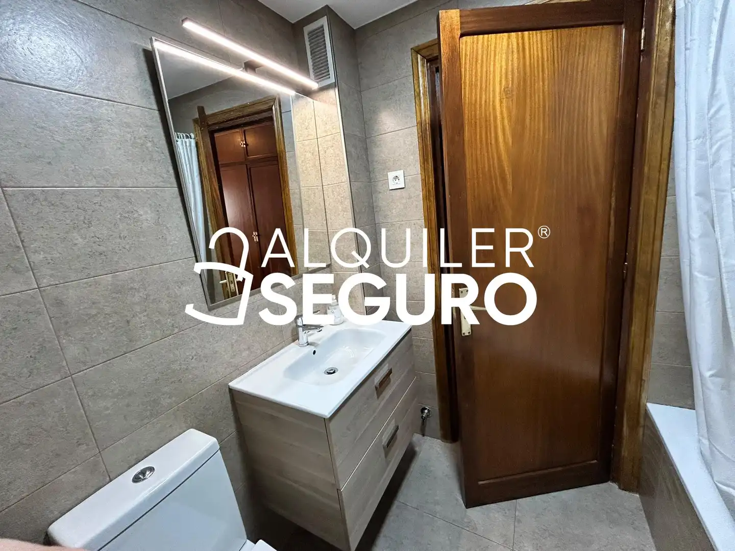 Baño de Piso de alquiler en Madrid con Aire acondicionado, Calefacción y Amueblado