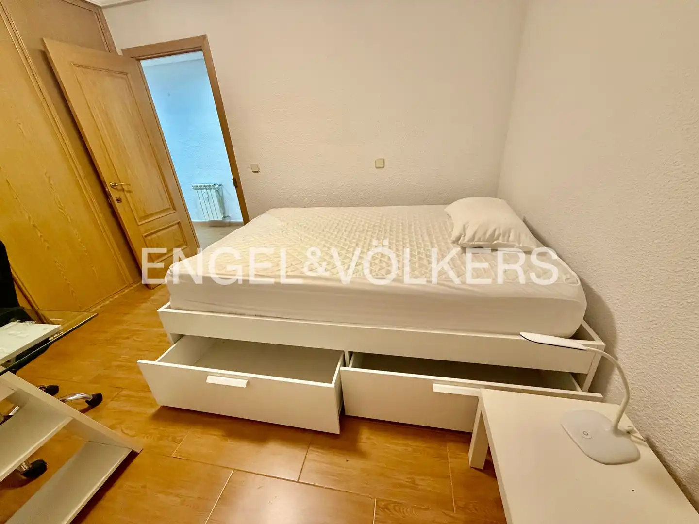 Schlafzimmer von Wohnung zur Miete in Madrid mit Heizung, Parkett und Möbliert