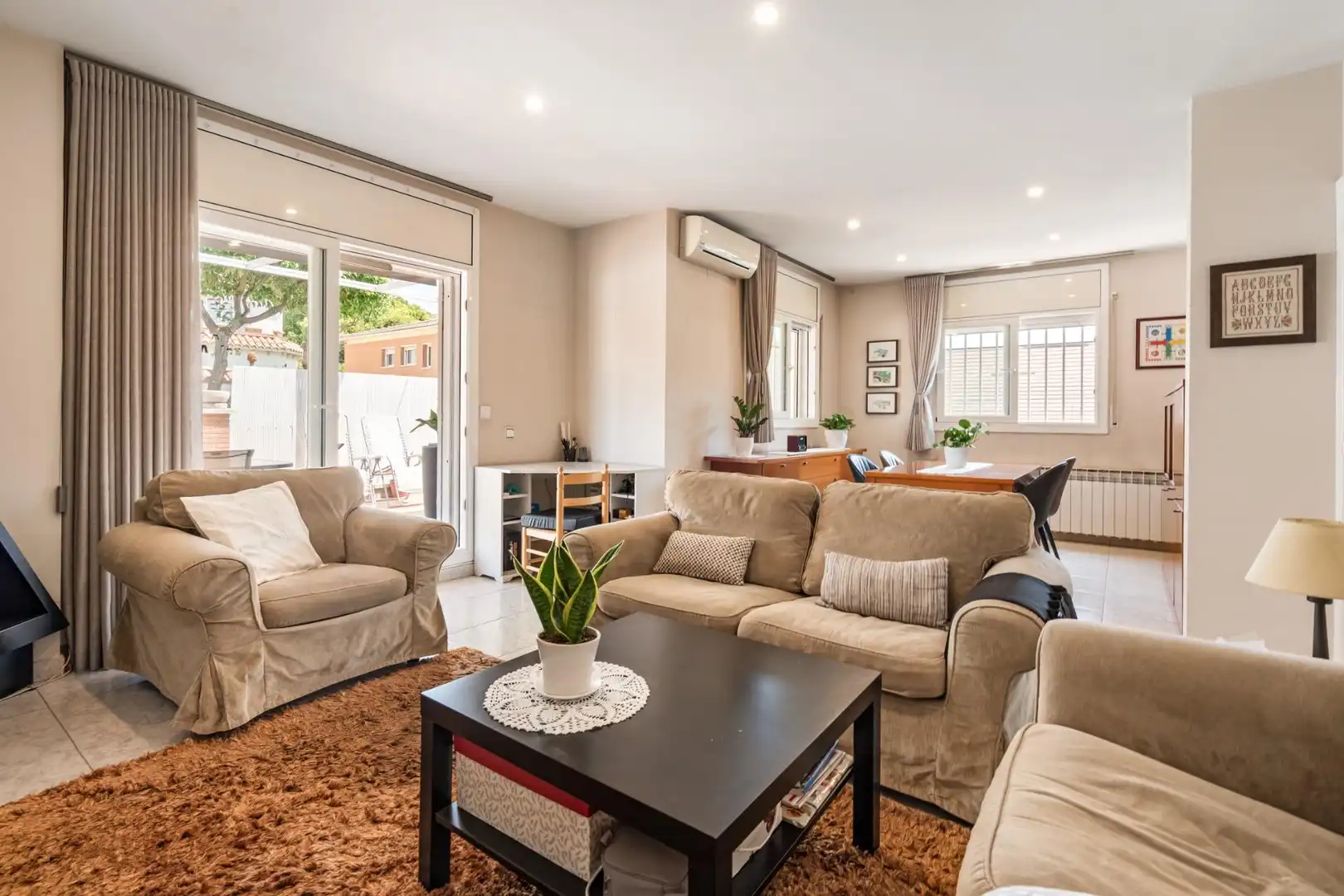 Sala de estar de Casa adosada en venta en Parets del Vallès con Aire acondicionado, Calefacción y Jardín privado
