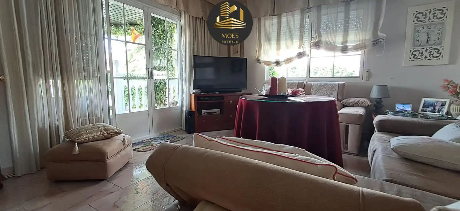 Sala d'estar de Casa o xalet en venda en Martos amb Calefacció, Terrassa i Piscina