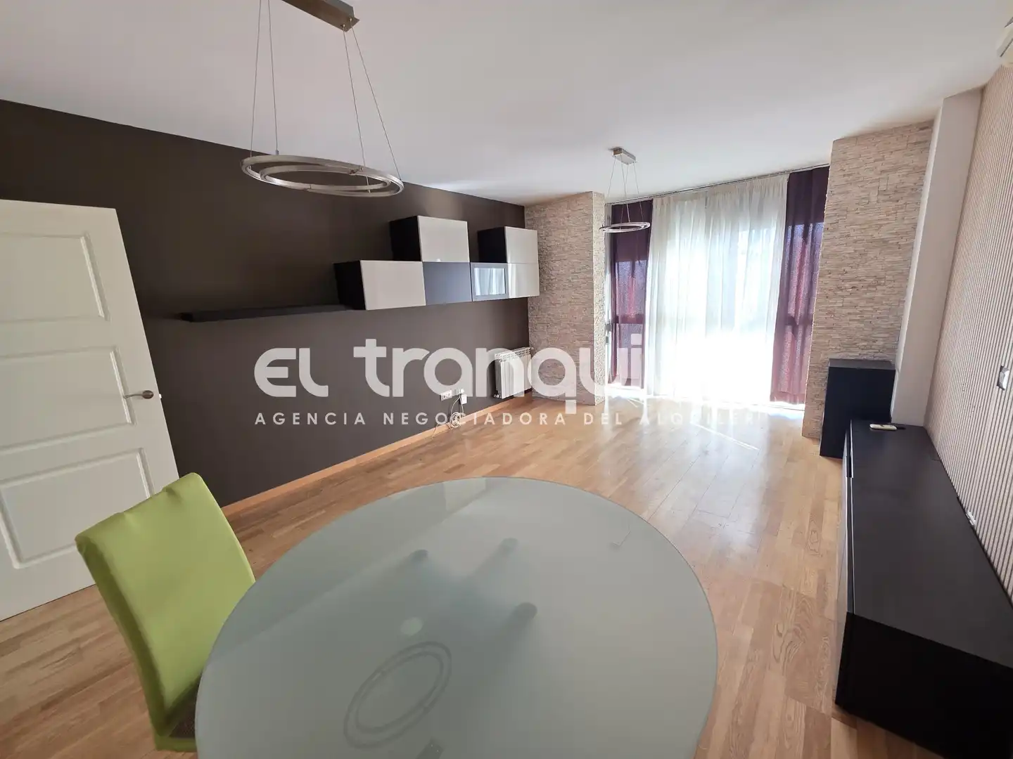 Living room of Flat for rent in Madrid  with Air Conditioner, Parquet flooring and Storage room