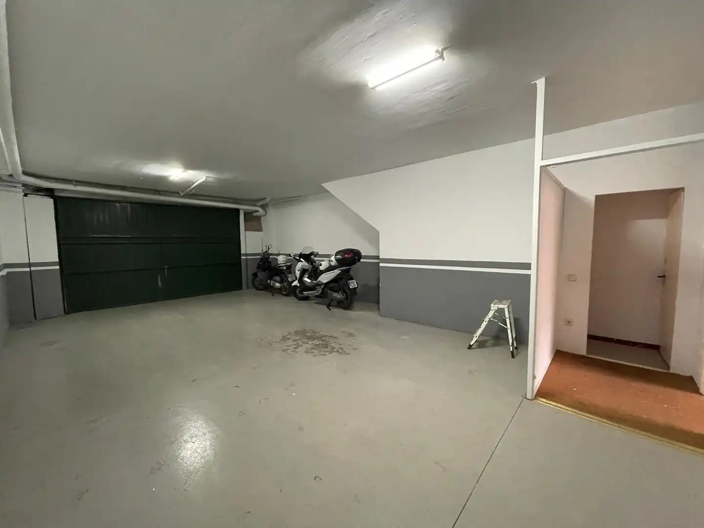 Parkplatz von Einfamilien-Reihenhaus zur Miete in Sant Andreu de Llavaneres mit Klimaanlage, Privatgarten und Balkon