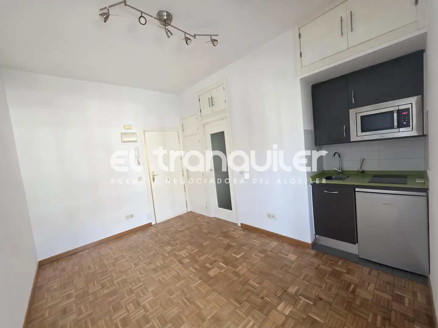 Living room of Study for rent in Madrid  with Air Conditioner, Parquet flooring and Washing machine