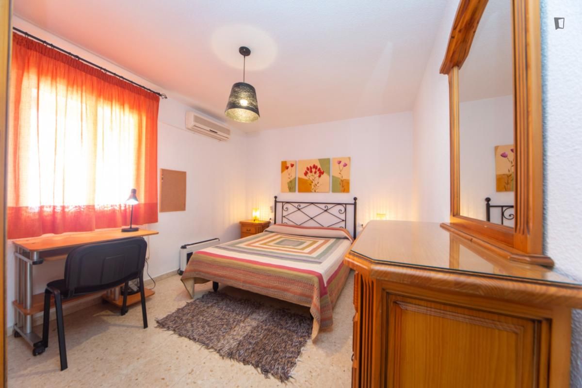 Bedroom of Apartments for share in  Granada Capital  with Air Conditioner, Furnished and Oven