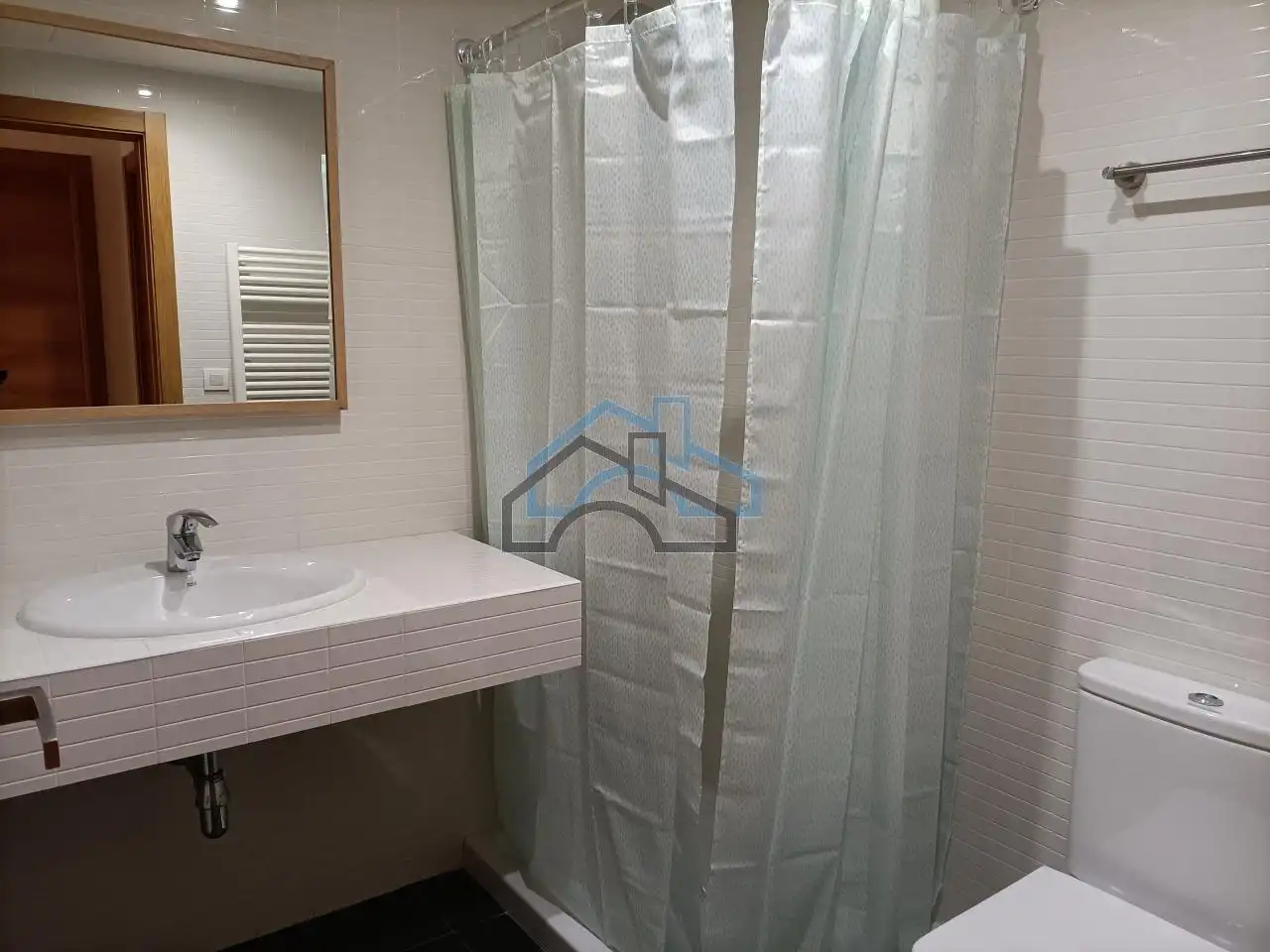 Badezimmer von Wohnungen zur Miete in Cambre  mit Heizung und Abstellraum