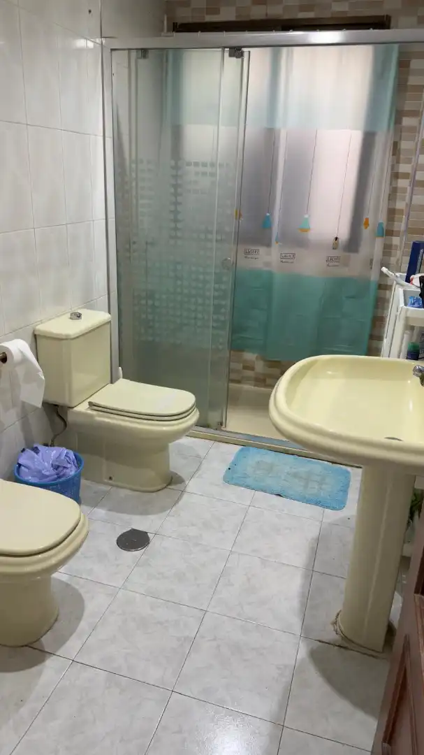Baño de Piso para compartir en Granada con Calefacción, Terraza y Amueblado