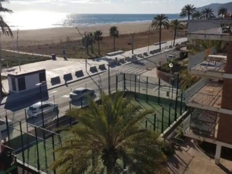 Außenansicht von Wohnung zum Verkauf in Castelldefels mit Klimaanlage, Terrasse und Balkon