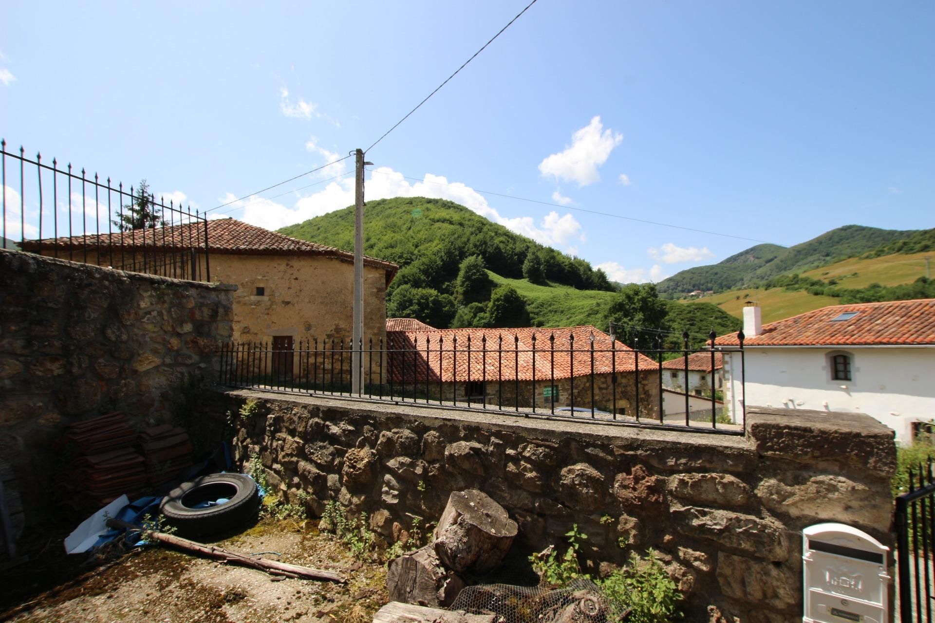 Vista exterior de Casa o xalet en venda en Polaciones amb Jardí privat