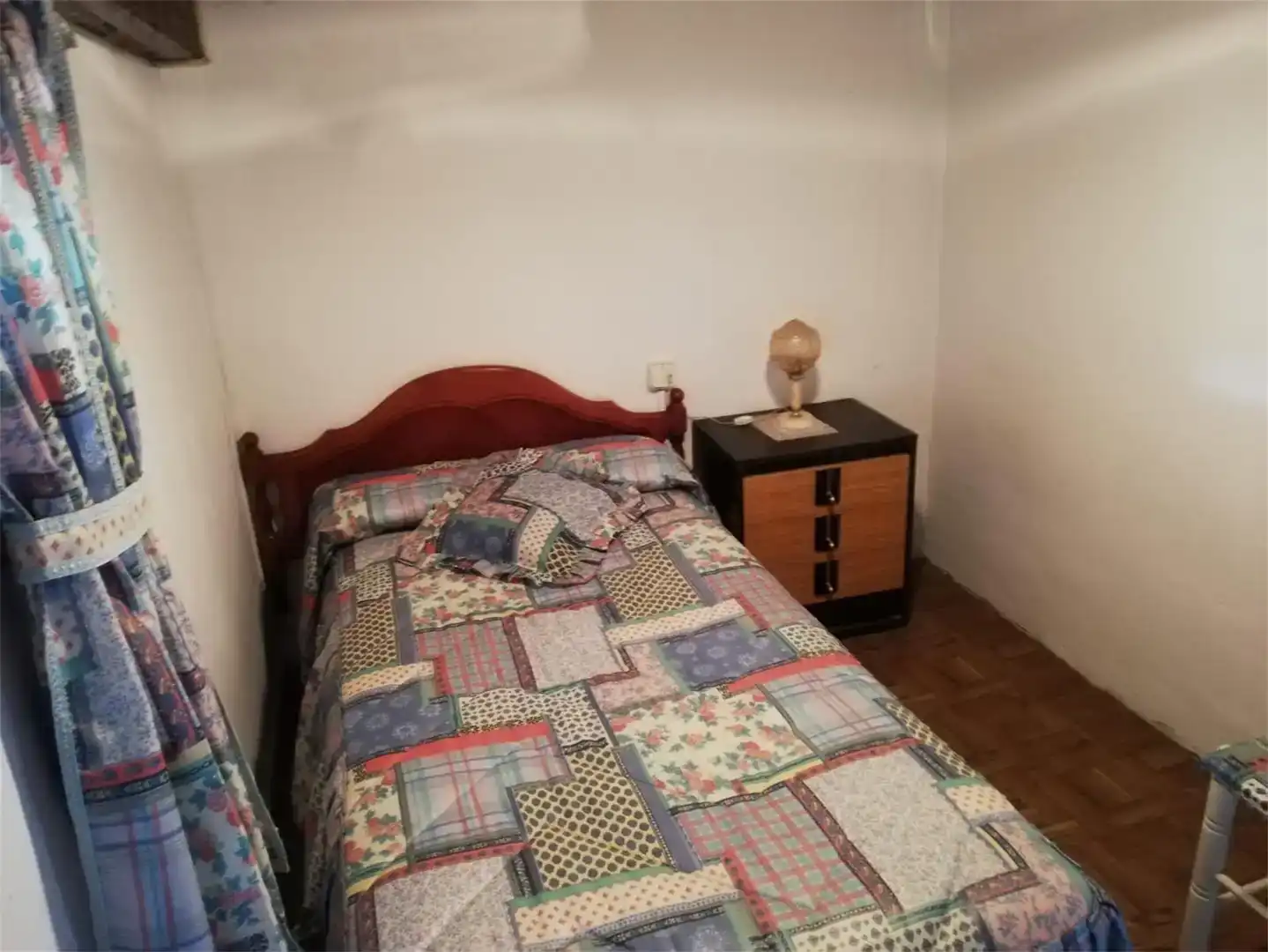 Dormitori de Casa adosada en venda en Valle de Manzanedo amb Balcó