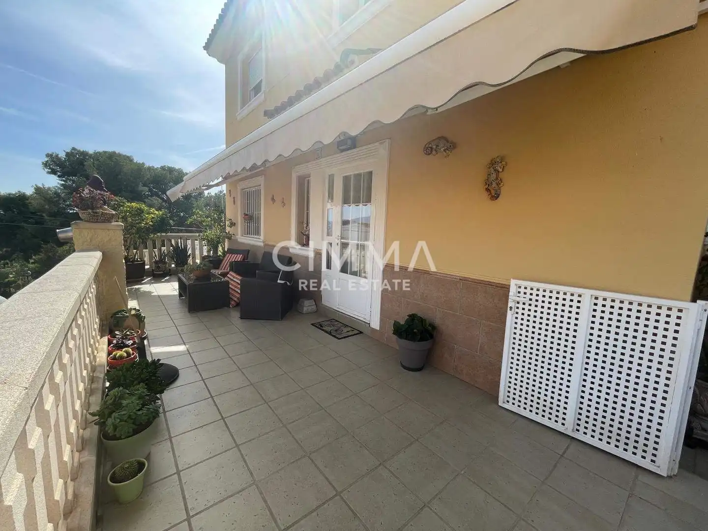 Vista exterior de Casa o xalet en venda en La Nucia amb Aire condicionat, Jardí privat i Terrassa