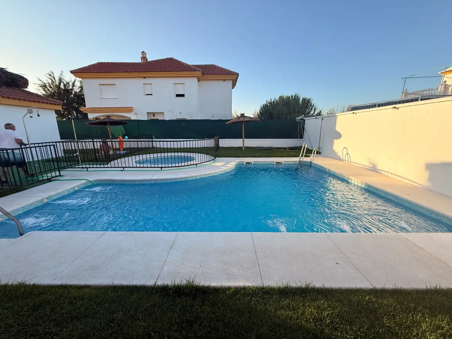 Piscina de Casa adosada en venta en Carrión de los Céspedes con Terraza