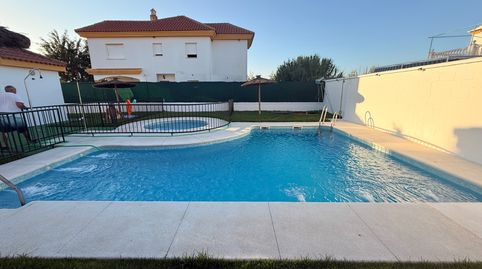 Foto 2 de Casa adosada en venta en Carrión de los Céspedes, Sevilla