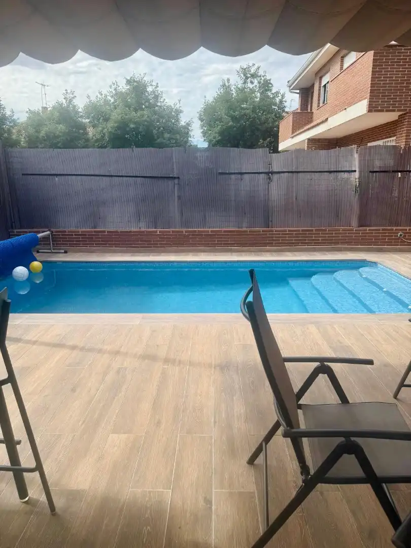 Piscina de Casa adosada en venta en Parla con Aire acondicionado, Calefacción y Jardín privado