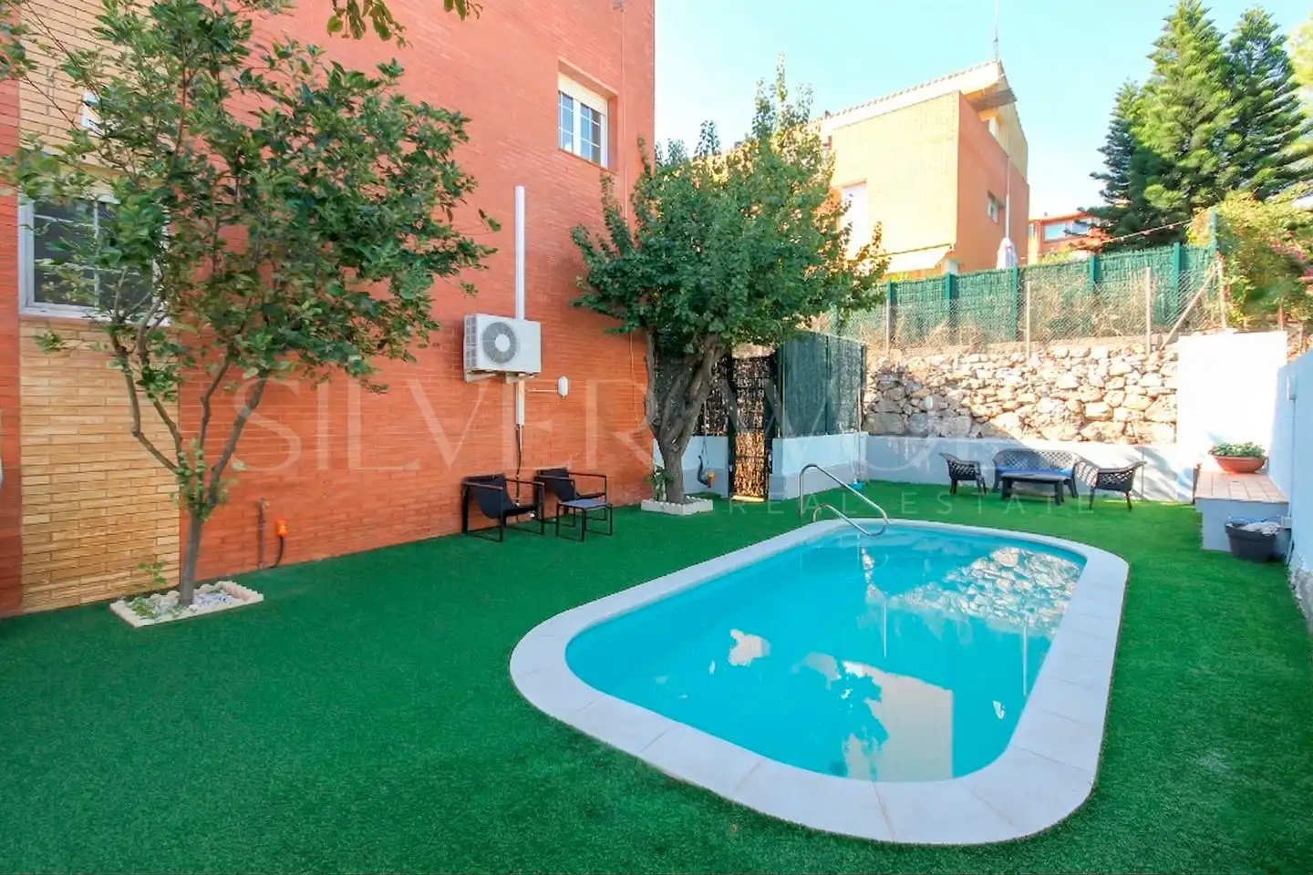 Schwimmbecken von Einfamilien-Reihenhaus zum Verkauf in Viladecans mit Heizung, Privatgarten und Terrasse