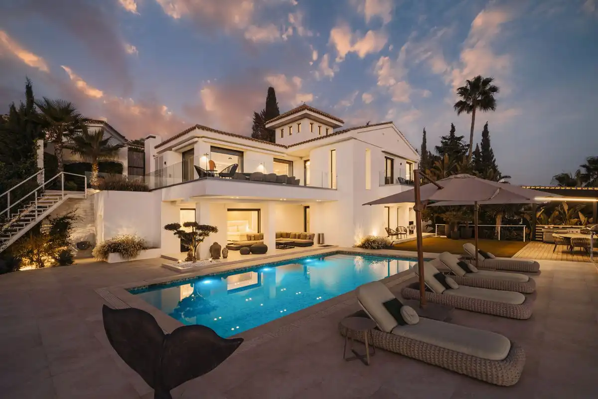 Vista exterior de Casa o xalet en venda en Marbella amb Aire condicionat, Jardí privat i Terrassa