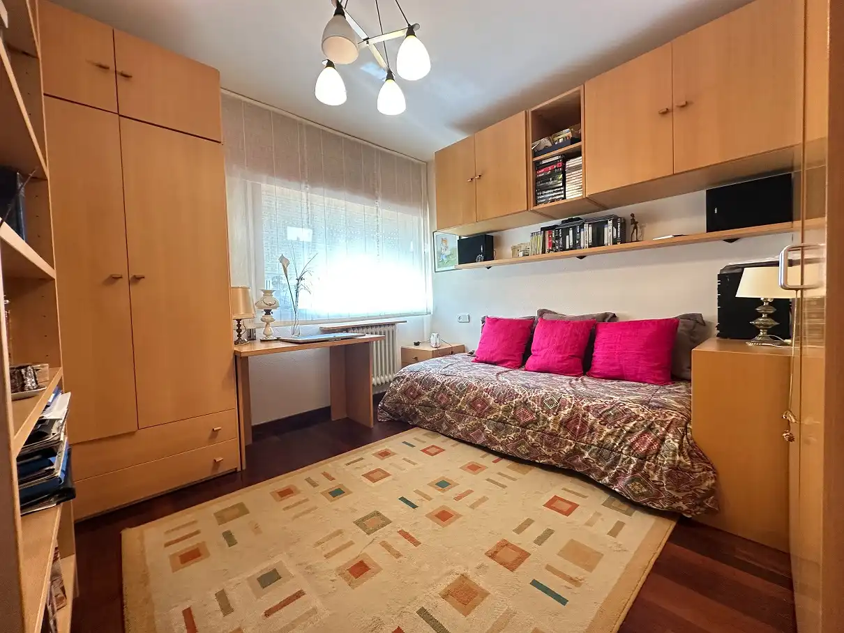 Habitación de Casa o chalet en venta en Santiago de Compostela  con Calefacción, Jardín privado y Parquet