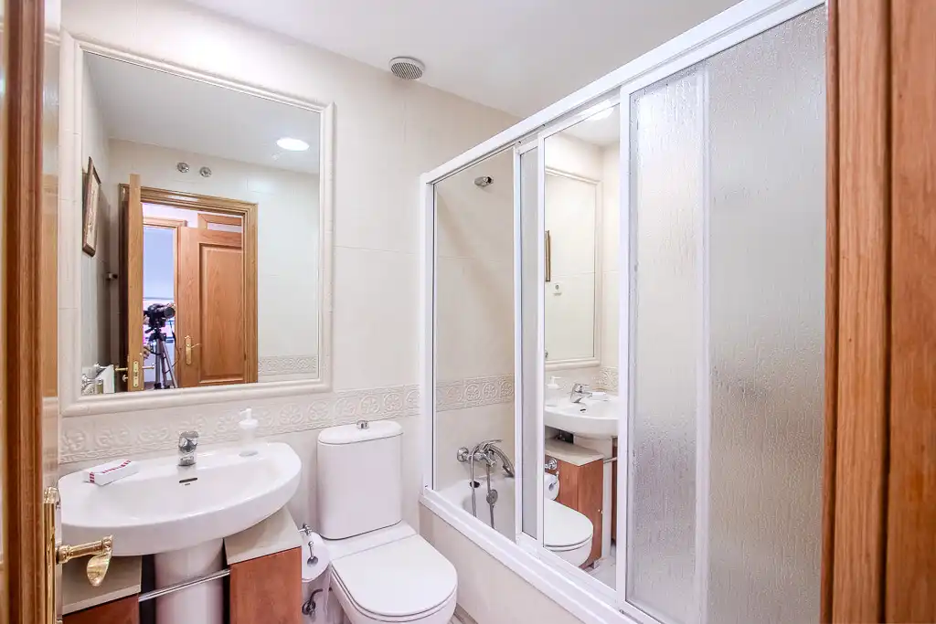 Bathroom of Flat for rent in Madrid  with Air Conditioner, Private garden and Storage room
