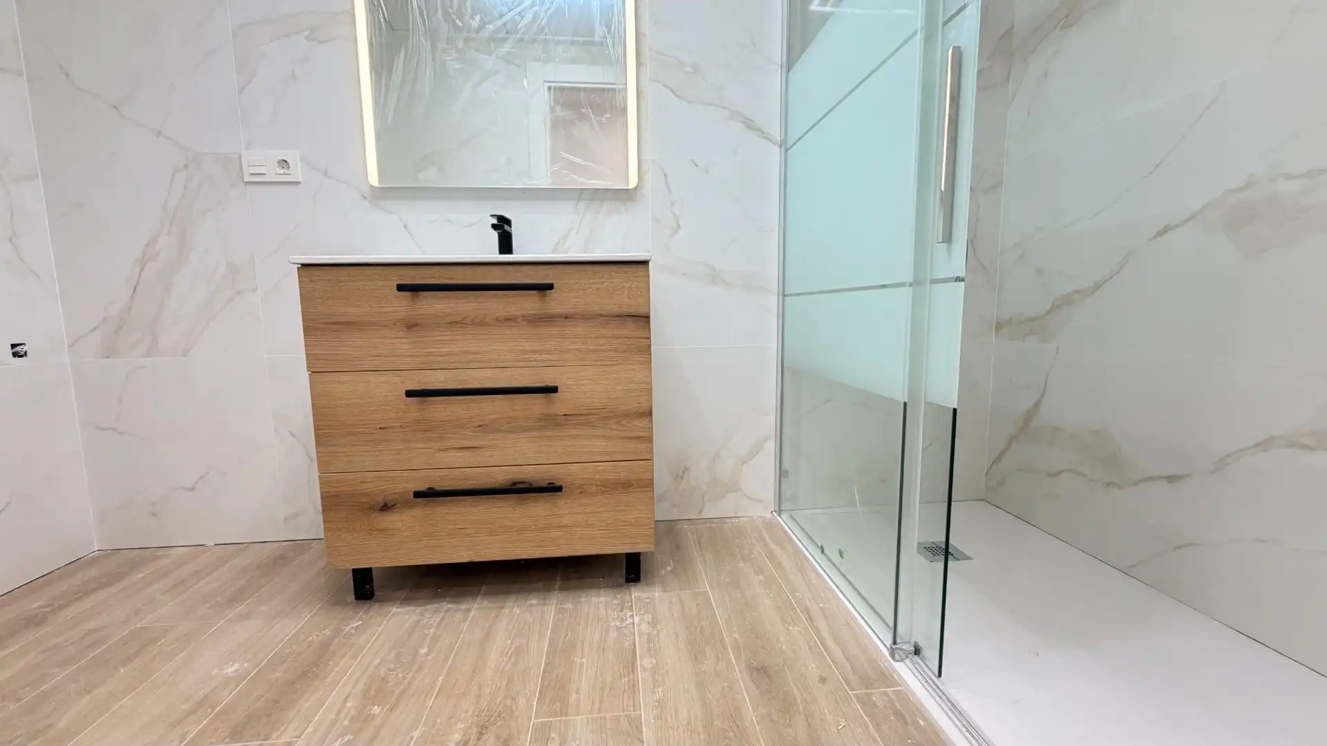 Badezimmer von Erdgeschoss zum Verkauf in Elche / Elx mit Klimaanlage