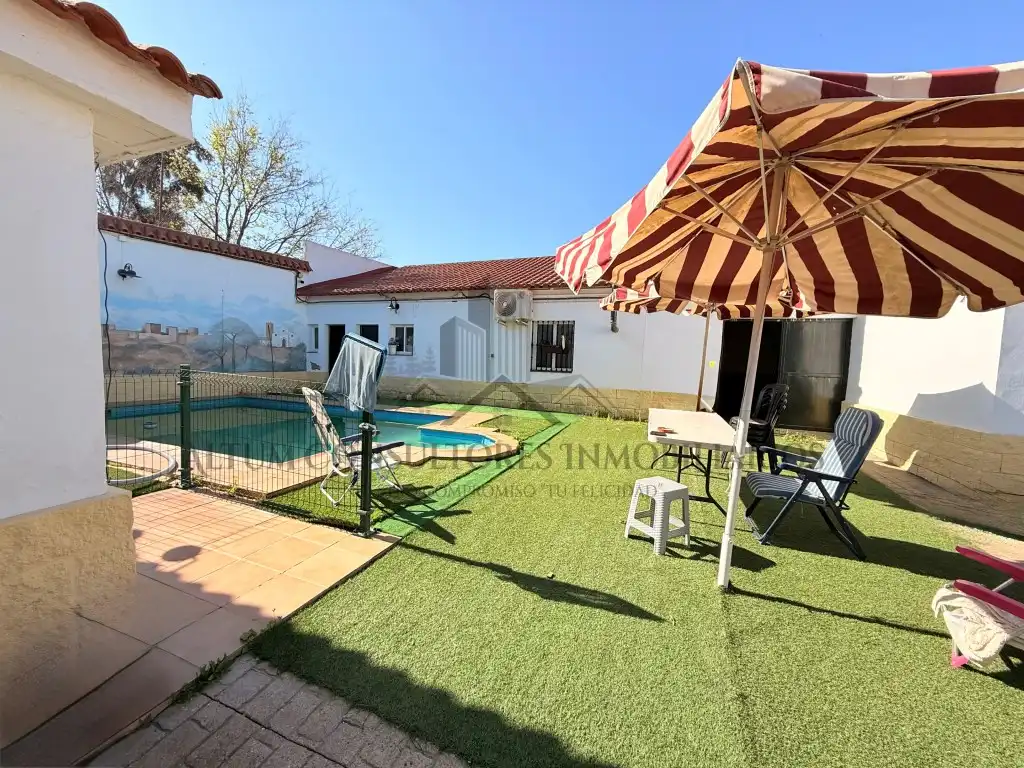Vista exterior de Casa o xalet en venda en Alcalá de Guadaira
