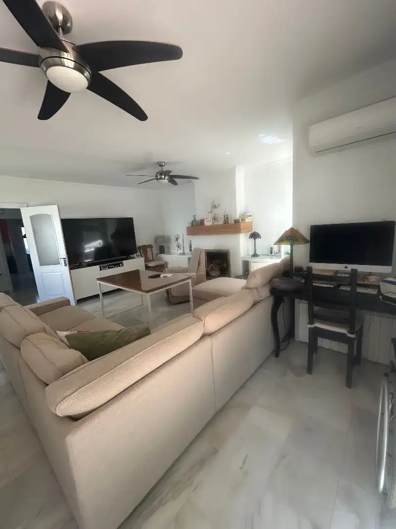 Sala d'estar de Casa adosada en venda en Alhaurín de la Torre amb Aire condicionat, Jardí privat i Terrassa