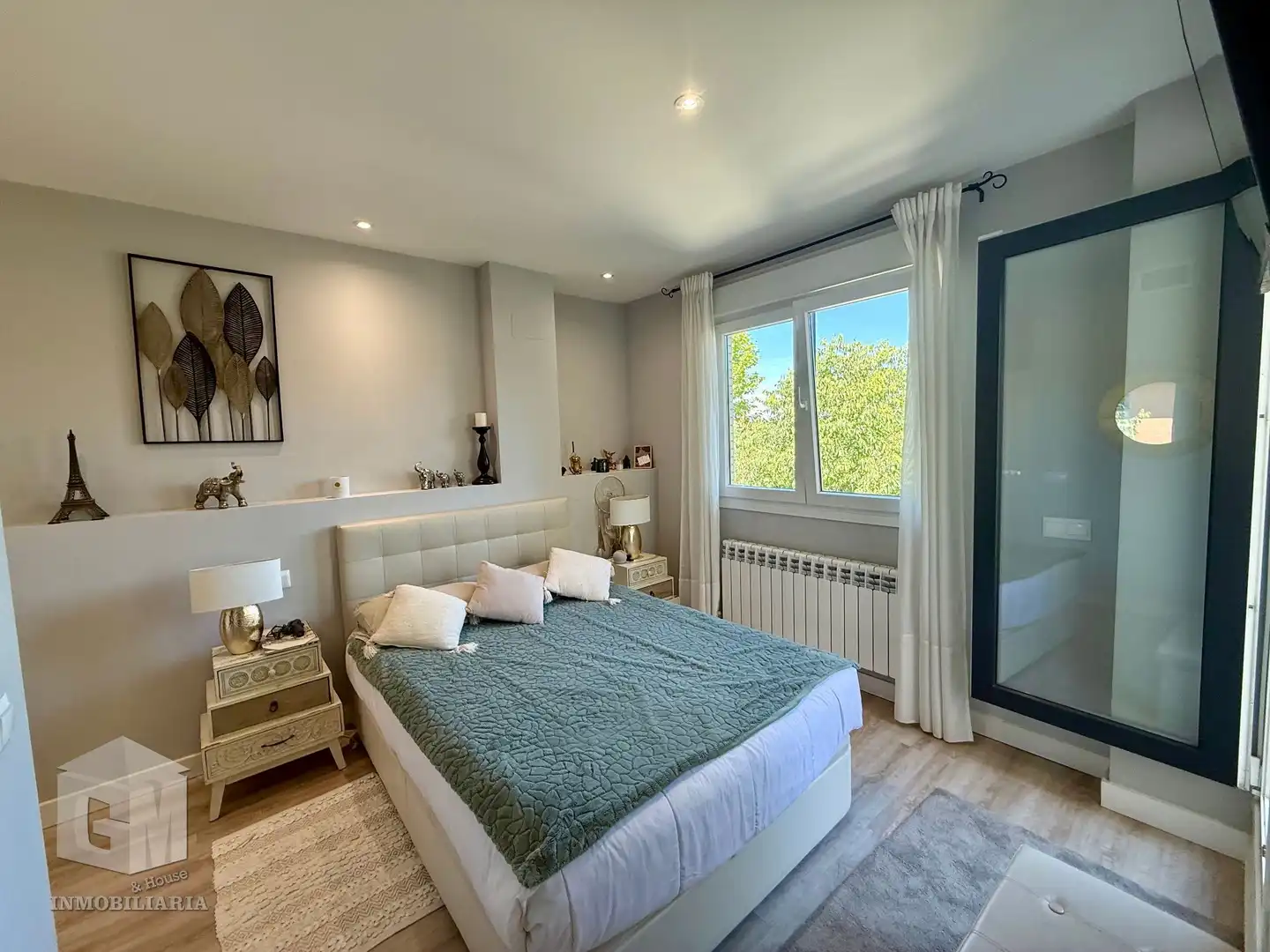 Schlafzimmer von Einfamilien-Reihenhaus zum Verkauf in Arroyomolinos (Madrid) mit Klimaanlage, Heizung und Privatgarten