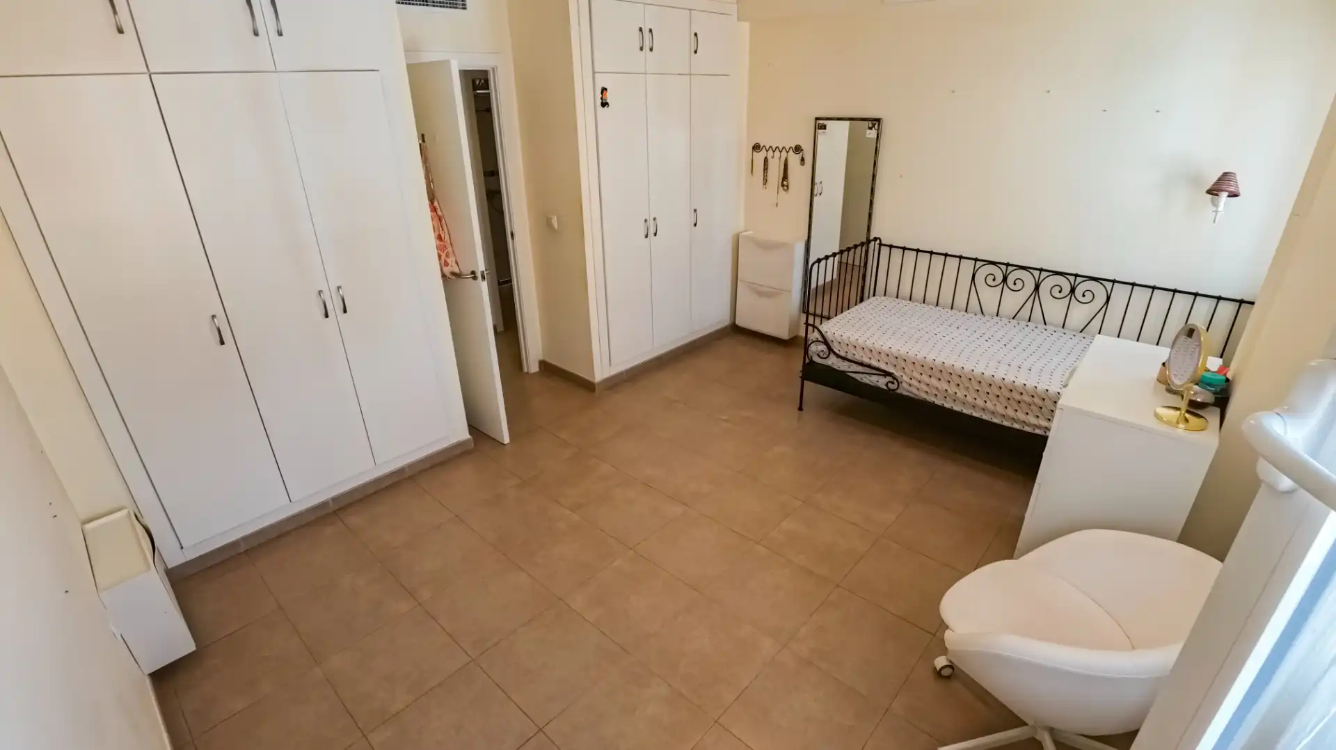 Bedroom of Flat for sale in Sevilla  with Air Conditioner and Balcony