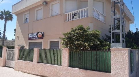 Casa vallada en la ciudad
