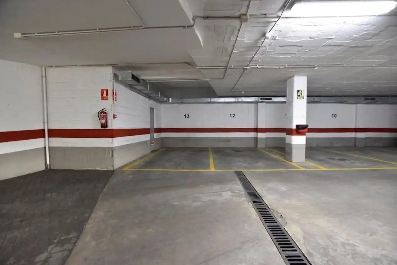 Parking of Flat for rent in Granada  with Air Conditioner, Heating and Furnished