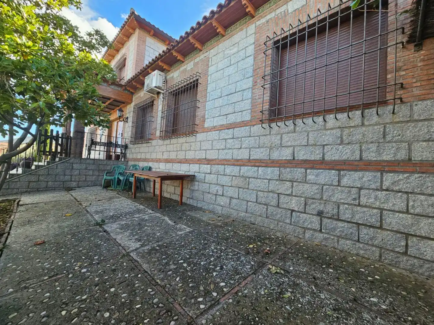 Vista exterior de Casa o xalet en venda en Navahermosa amb Aire condicionat, Piscina i Balcó