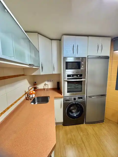 Küche von Wohnung zum Verkauf in Sevilla mit Klimaanlage und Abstellraum