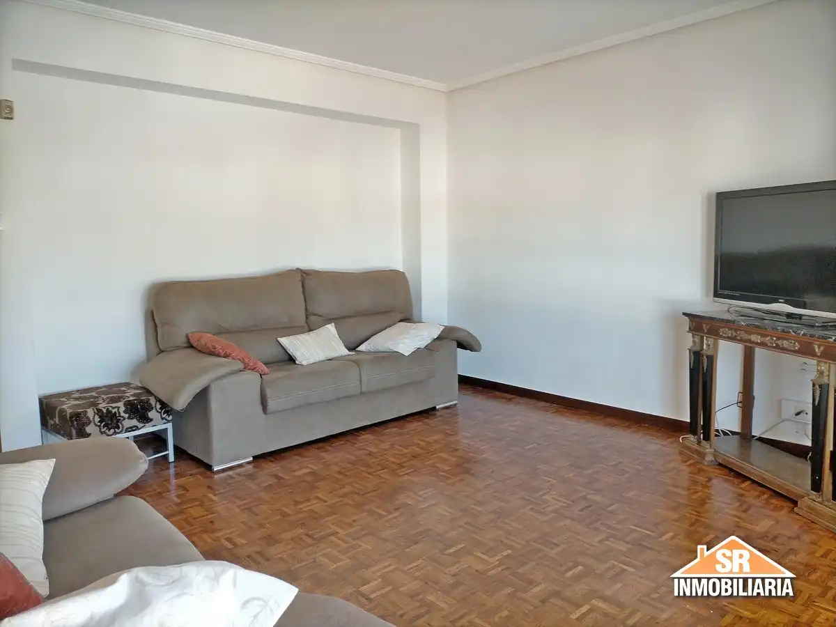 Sala d'estar de Pis de lloguer en A Coruña Capital  amb Parquet, Forn i Rentadora