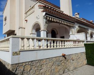 Vista exterior de Casa adosada de lloguer en Mont-roig del Camp amb Aire condicionat, Jardí privat i Terrassa