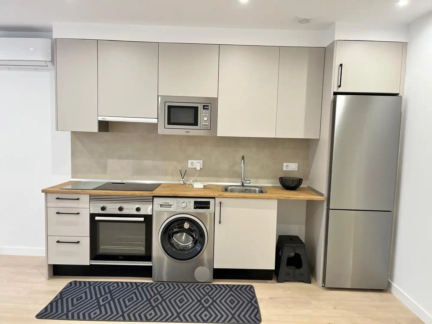 Kitchen of Flat for rent in Madrid  with Air Conditioner, Heating and Parquet flooring