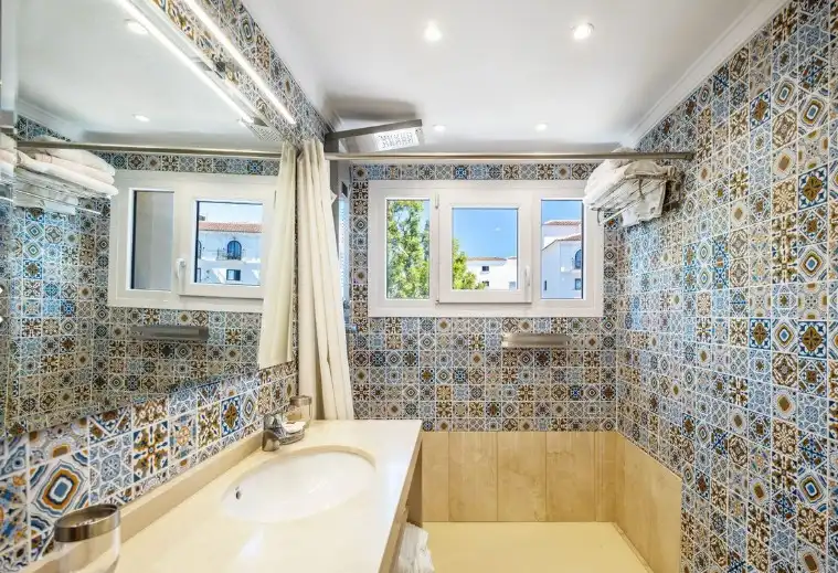 Bany de Apartament en venda en Marbella amb Aire condicionat, Calefacció i Jardí privat