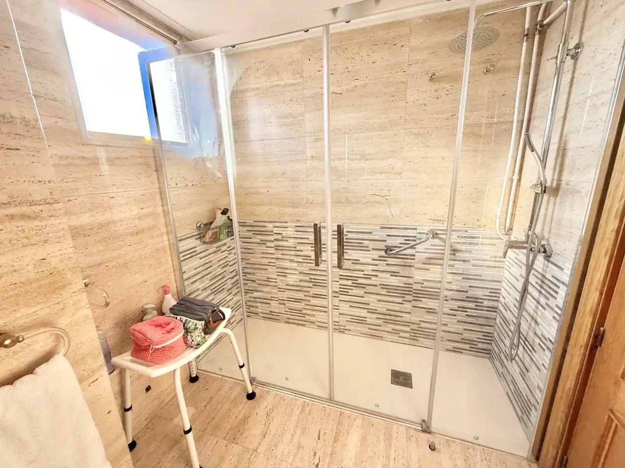 Badezimmer von Wohnungen zur Miete in Benidorm mit Klimaanlage, Heizung und Schwimmbad