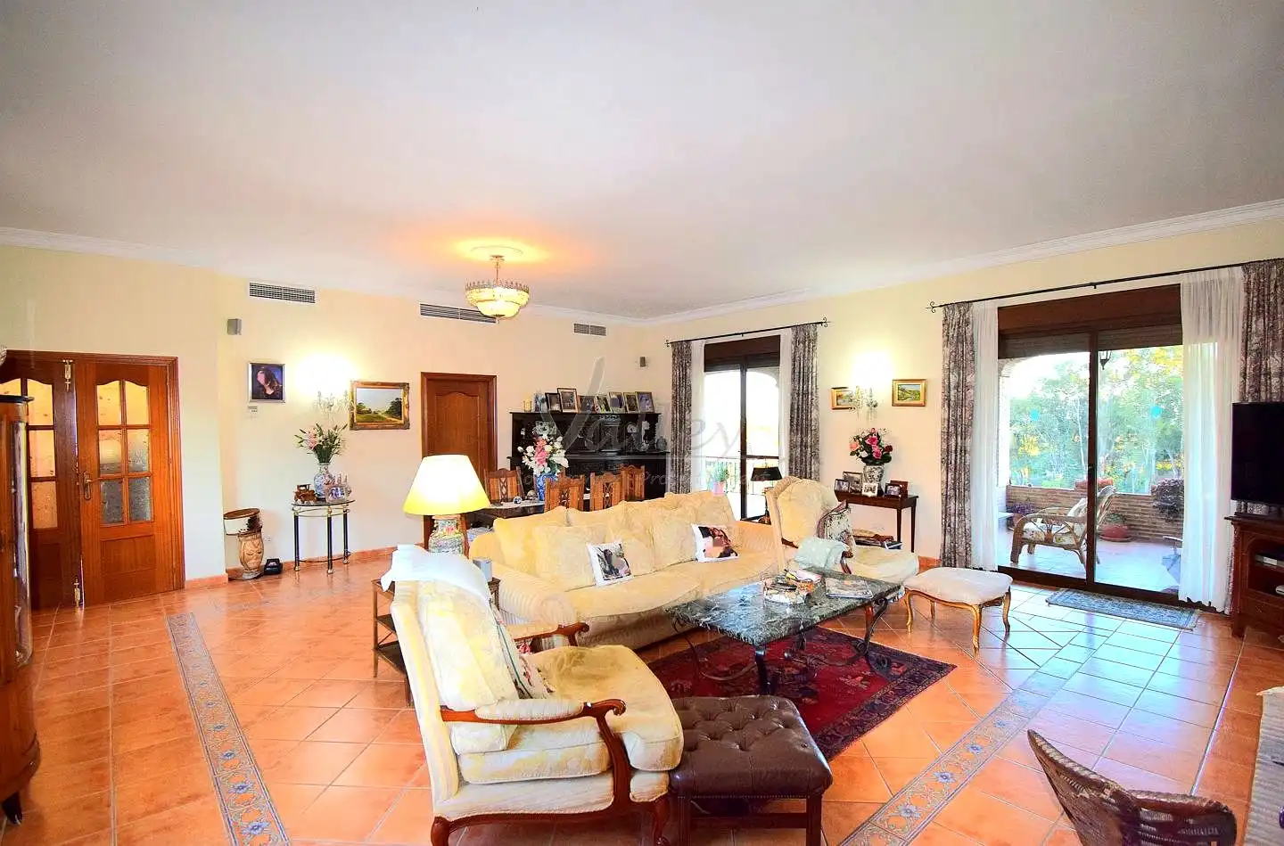 Sala d'estar de Finca rústica en venda en Estepona amb Jardí privat, Terrassa i Traster