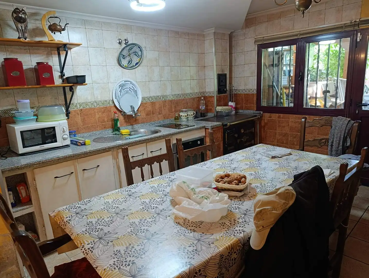Cuina de Casa o xalet en venda en San Andrés del Rabanedo amb Calefacció, Jardí privat i Terrassa
