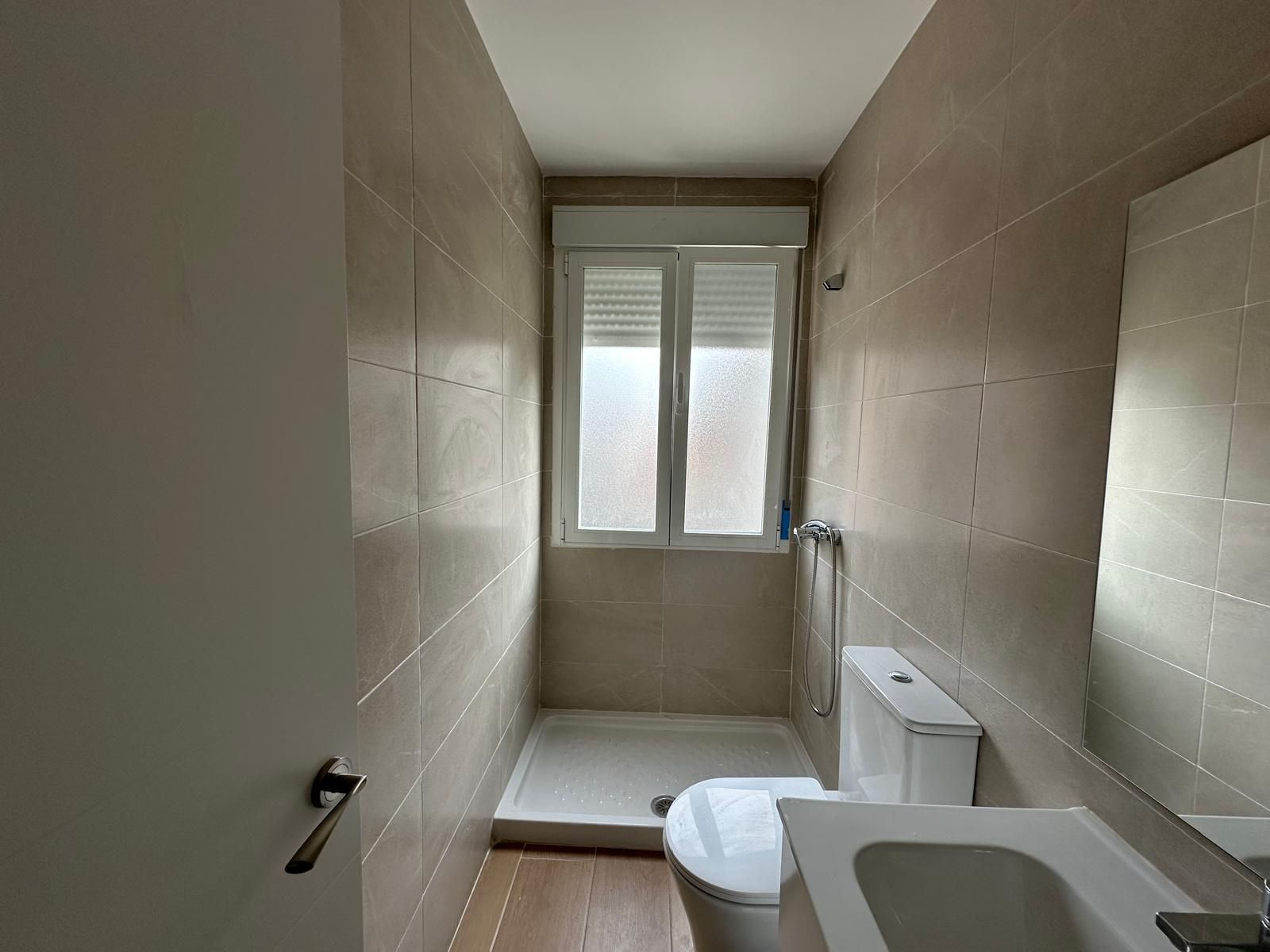 Bathroom of Flat for rent in  Madrid Capital  with Air Conditioner and Heating
