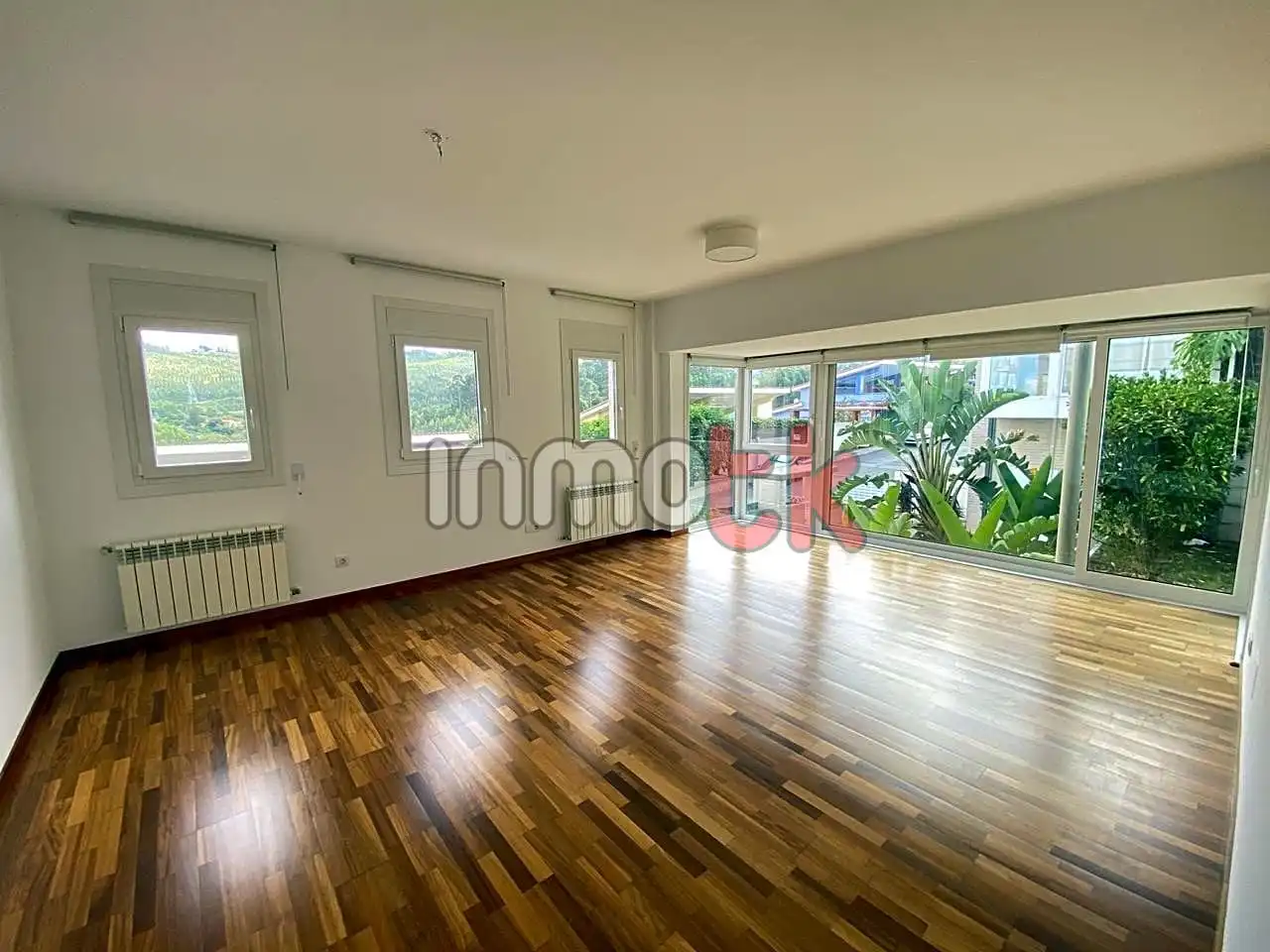 Sala d'estar de Casa o xalet en venda en A Coruña Capital  amb Calefacció, Jardí privat i Terrassa