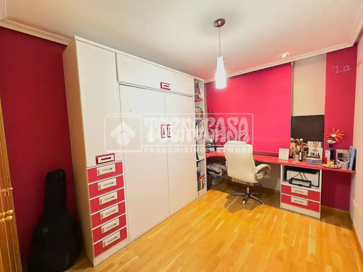 Wohnung zum Verkauf in Cuenca mit Klimaanlage und Parkett