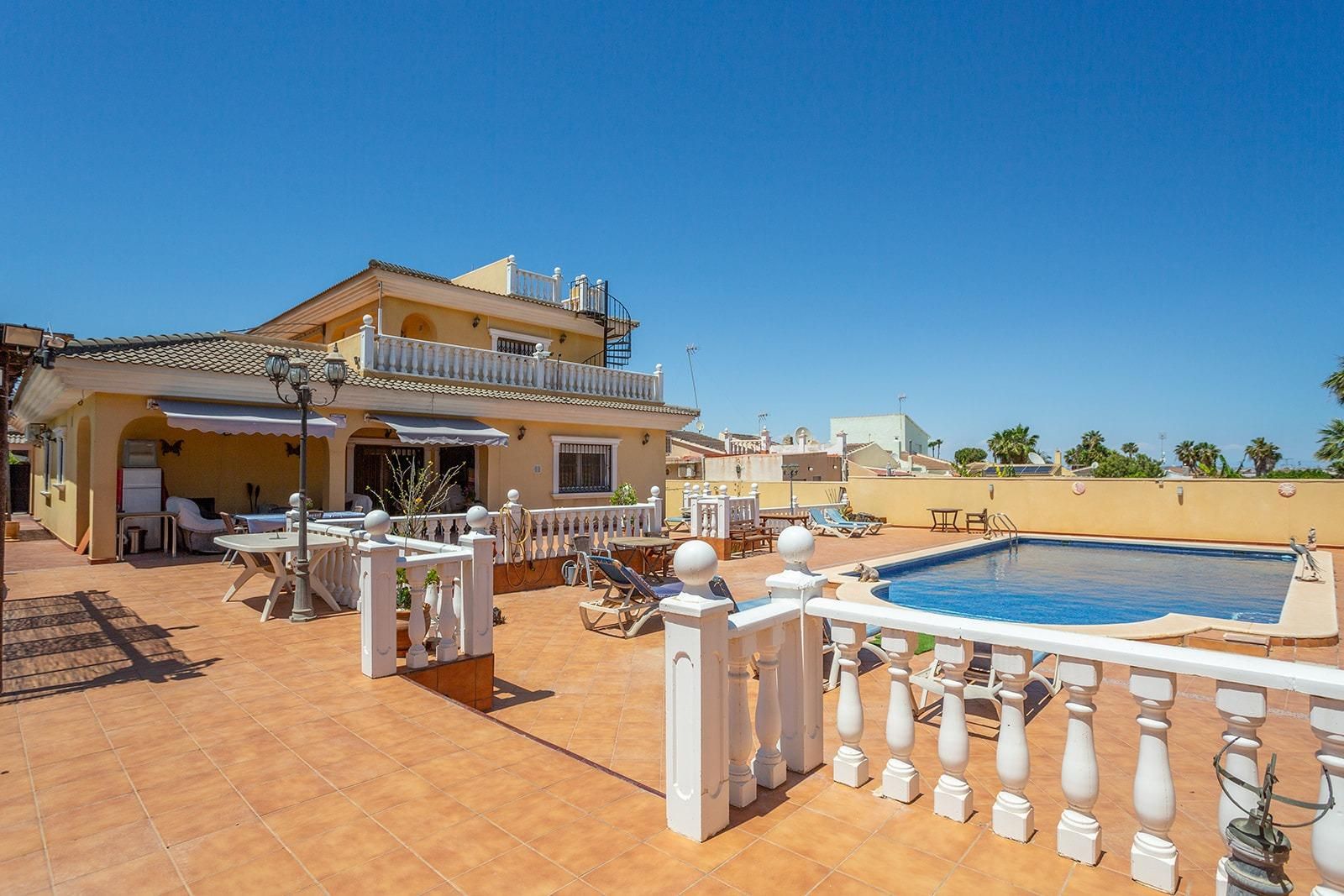 Swimming pool of House or chalet for sale in Torrevieja  with Air Conditioner, Private garden and Terrace