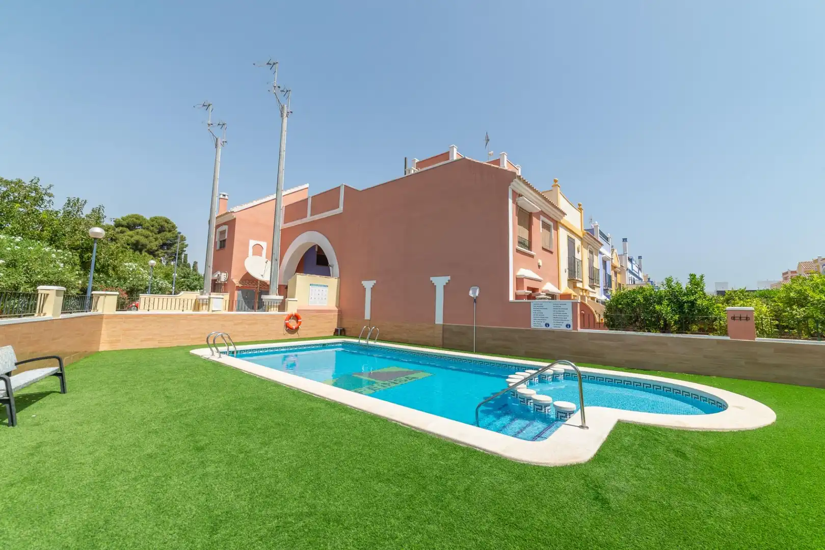 Schwimmbecken von Einfamilien-Reihenhaus zum Verkauf in San Javier mit Klimaanlage, Heizung und Privatgarten