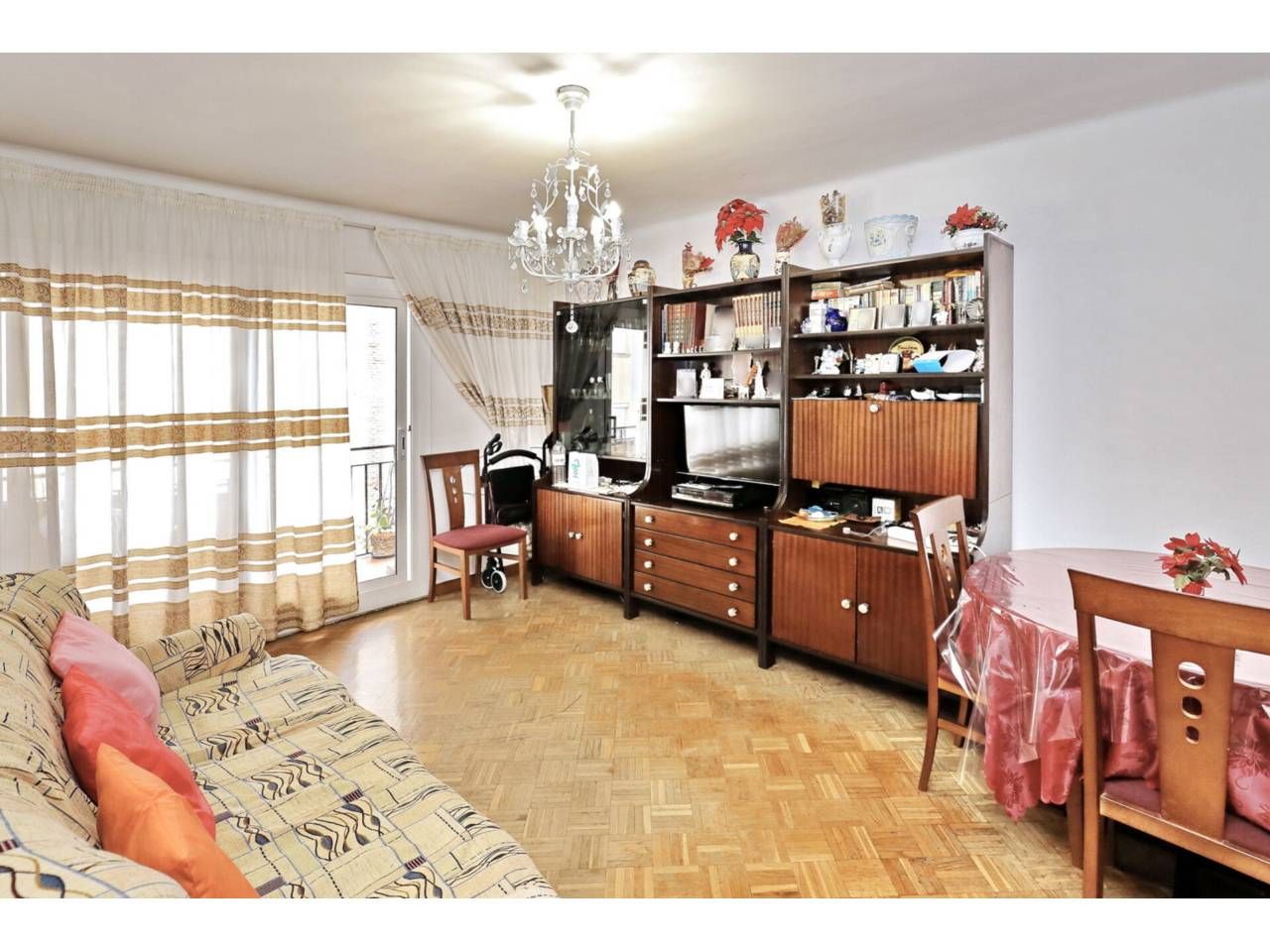 Living room of Flat for sale in  Barcelona Capital  with Heating, Parquet flooring and Furnished