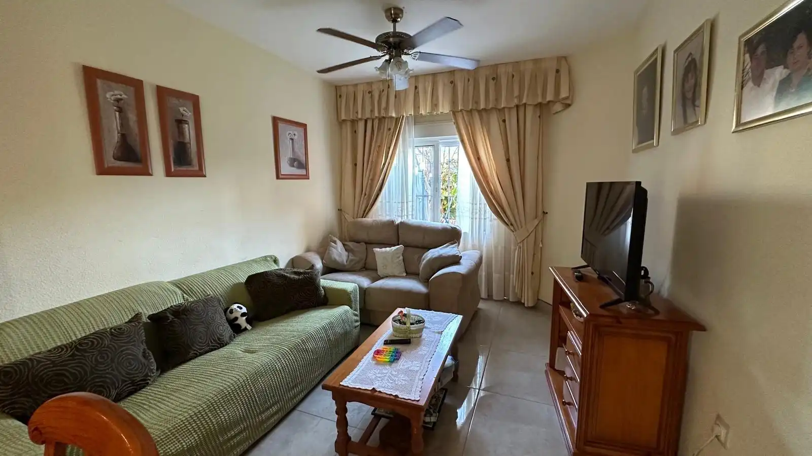 Sala de estar de Casa adosada en venta en Roquetas de Mar