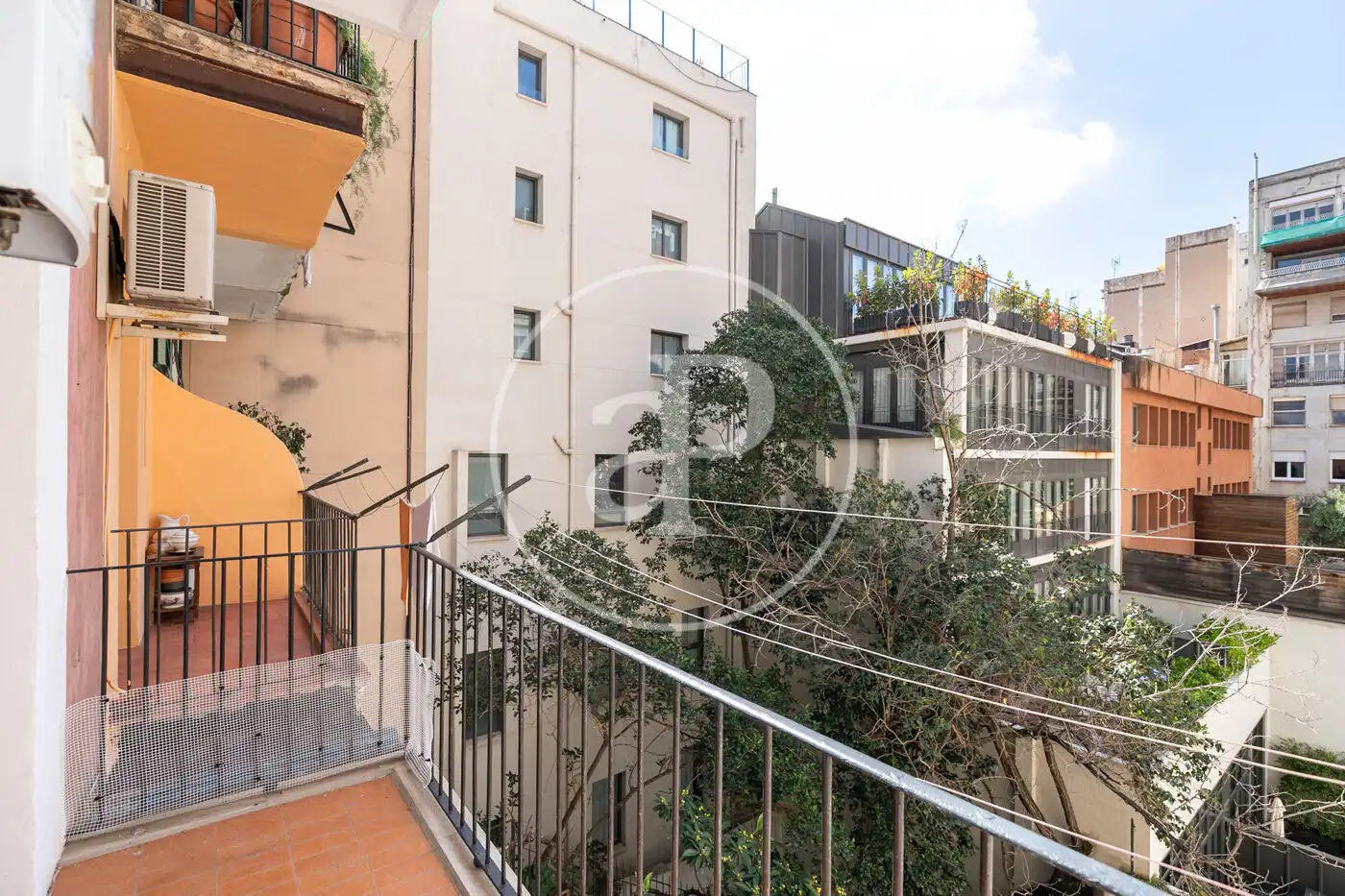Vista exterior de Piso en venta en Barcelona con Calefacción y Balcón