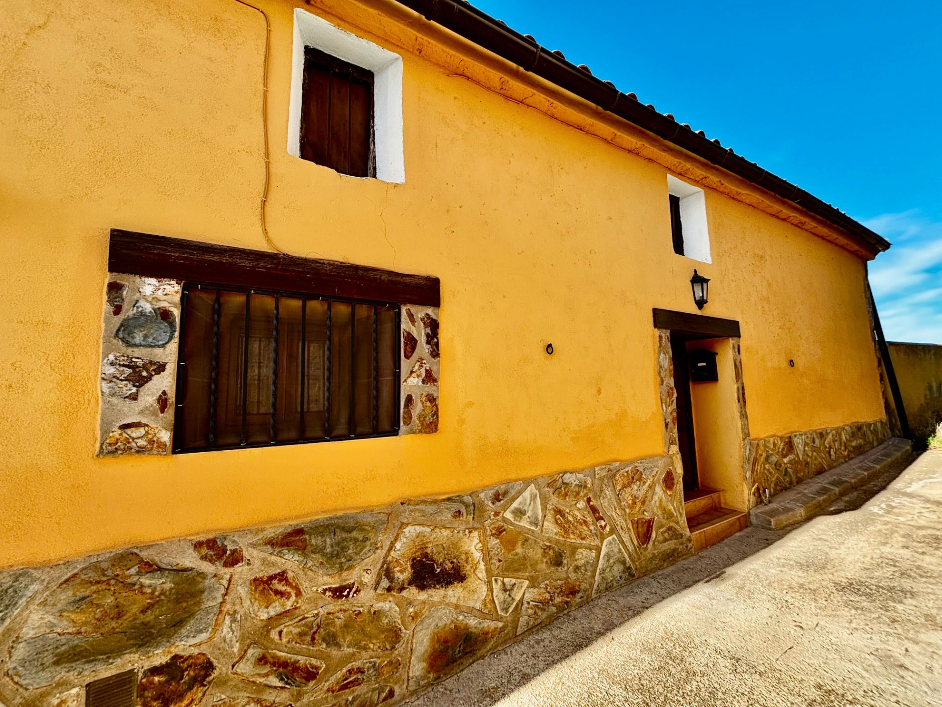 Vista exterior de Casa o xalet en venda en Bañón amb Calefacció i Moblat