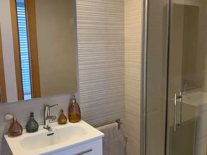 Bany de Pis de lloguer en Girona Capital amb Aire condicionat, Terrassa i Balcó