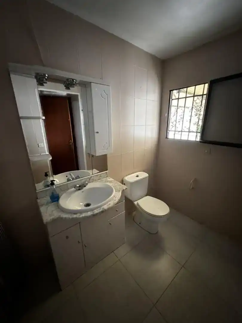 Bany de Planta baixa en venda en Monturque amb Aire condicionat, Rentadora i TV